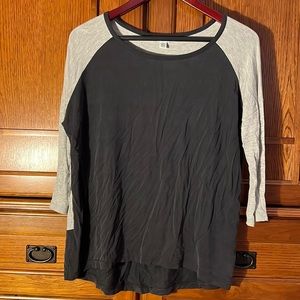 EUC Calvin Klein Raglan 3/4 sleeve high low hem colorblock baseball tee